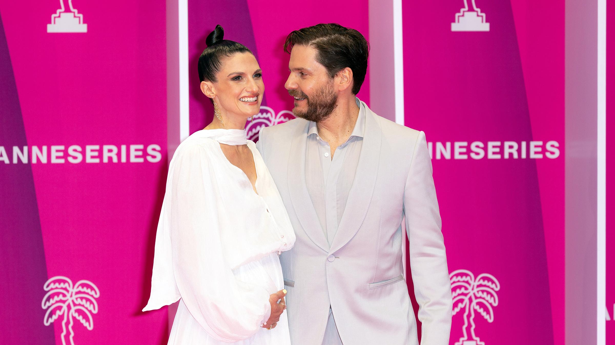 Daniel Brühl und seine Frau Felicitas auf dem roten Teppich mit Babynews in Cannes.