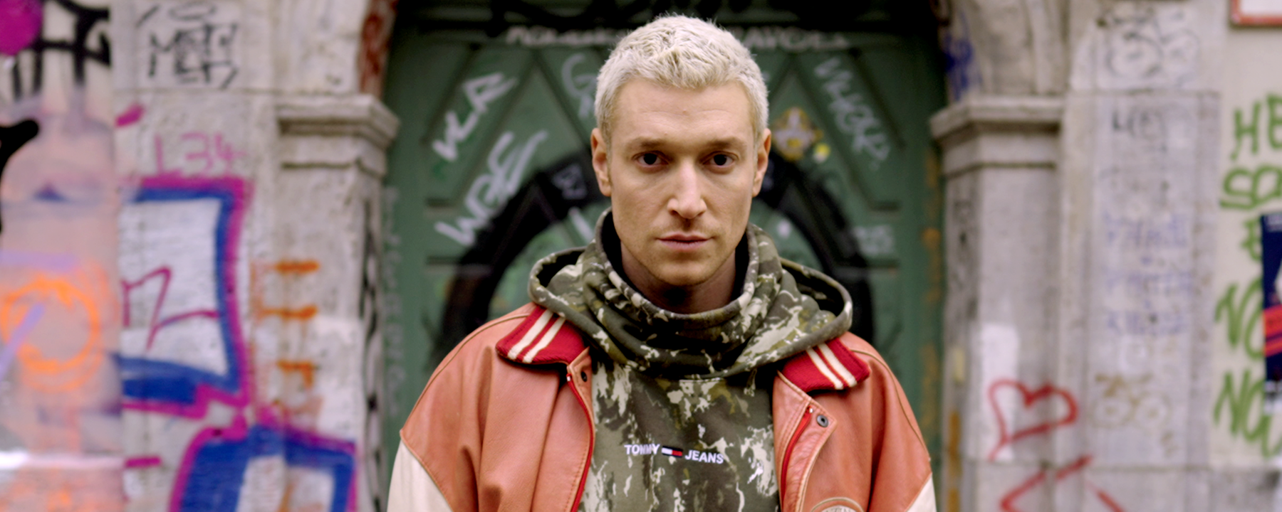 Nahaufnahme eines jungen Mannes mit blonden, kurzen Haaren, der deutsche Künstler Daniel Donskoy.