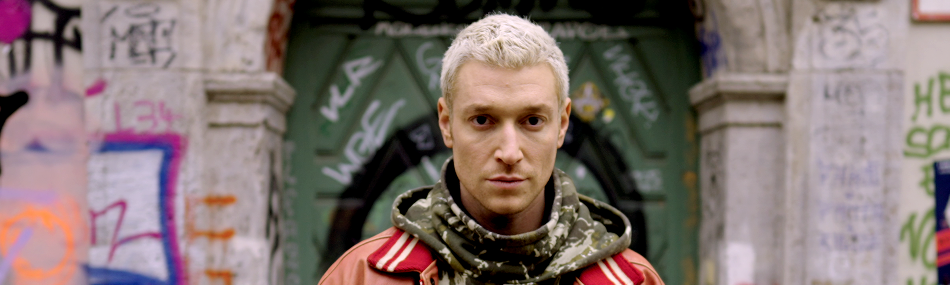 Nahaufnahme eines jungen Mannes mit blonden, kurzen Haaren, der deutsche Künstler Daniel Donskoy.