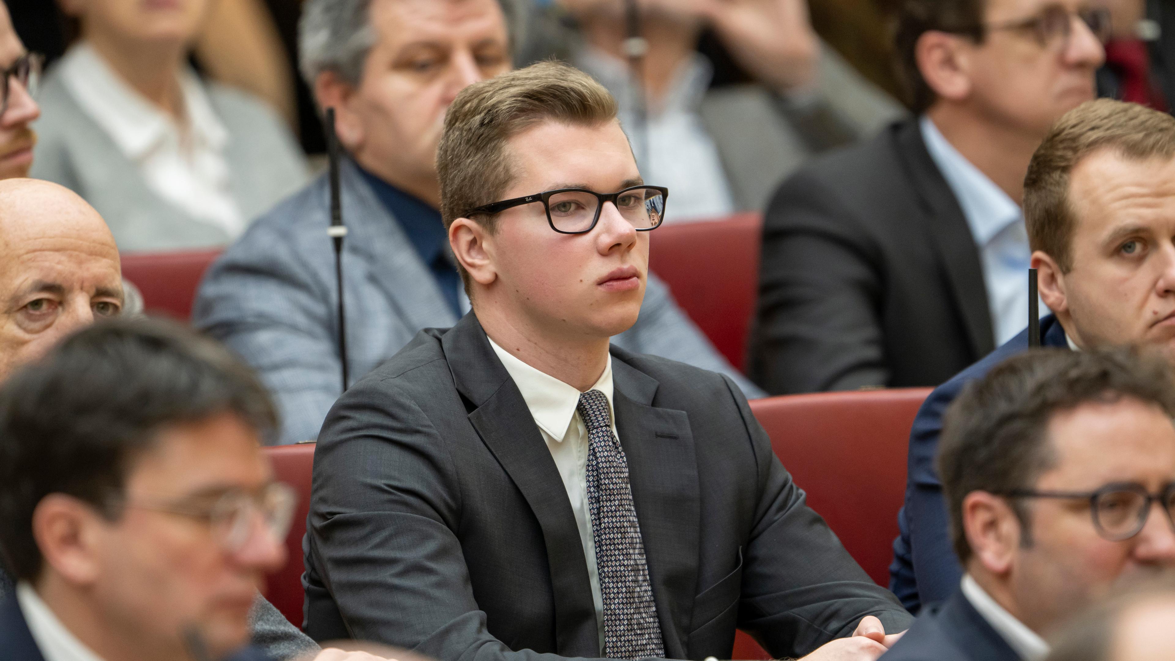 Daniel Halemba nimmt im bayerischen Landtag am Gedenkakt des bayerischen Landtags und der Stiftung bayerische Gedenkstätten für die Opfer des Nationalsozialismus teil am 24.01.2024.