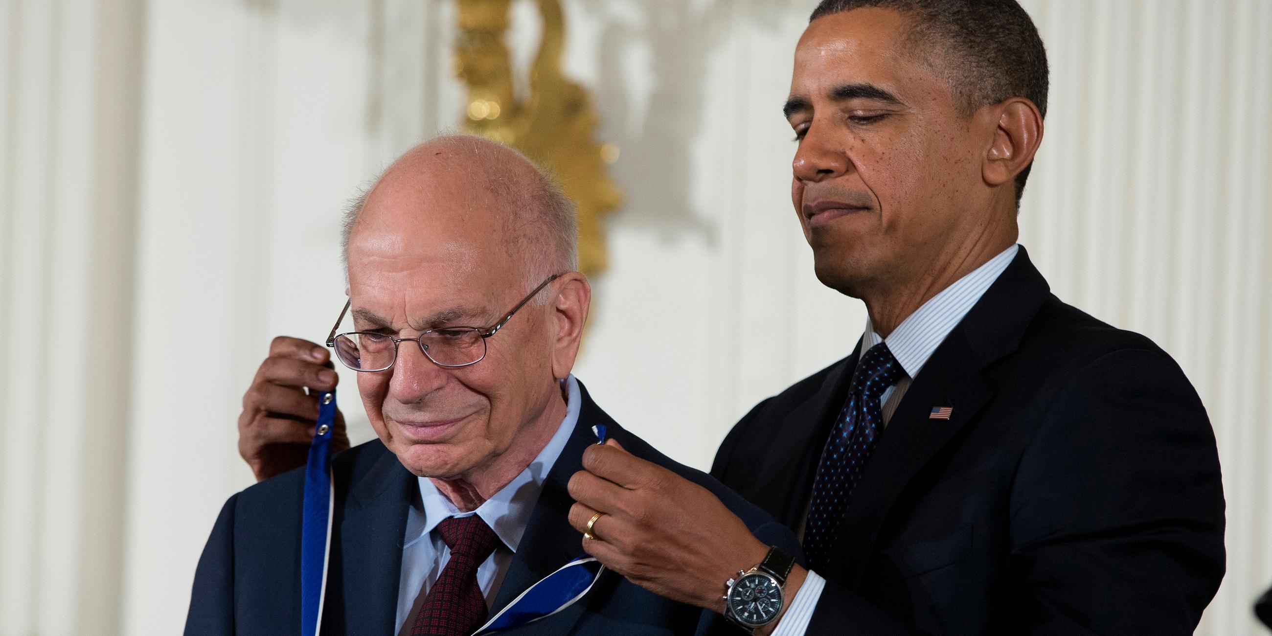 Daniel Kahneman erhielt 2013 die Freiheitsmedaille "Presidential Medal of Freedom" vom damaligen US-Präsidenten Barack Obama.