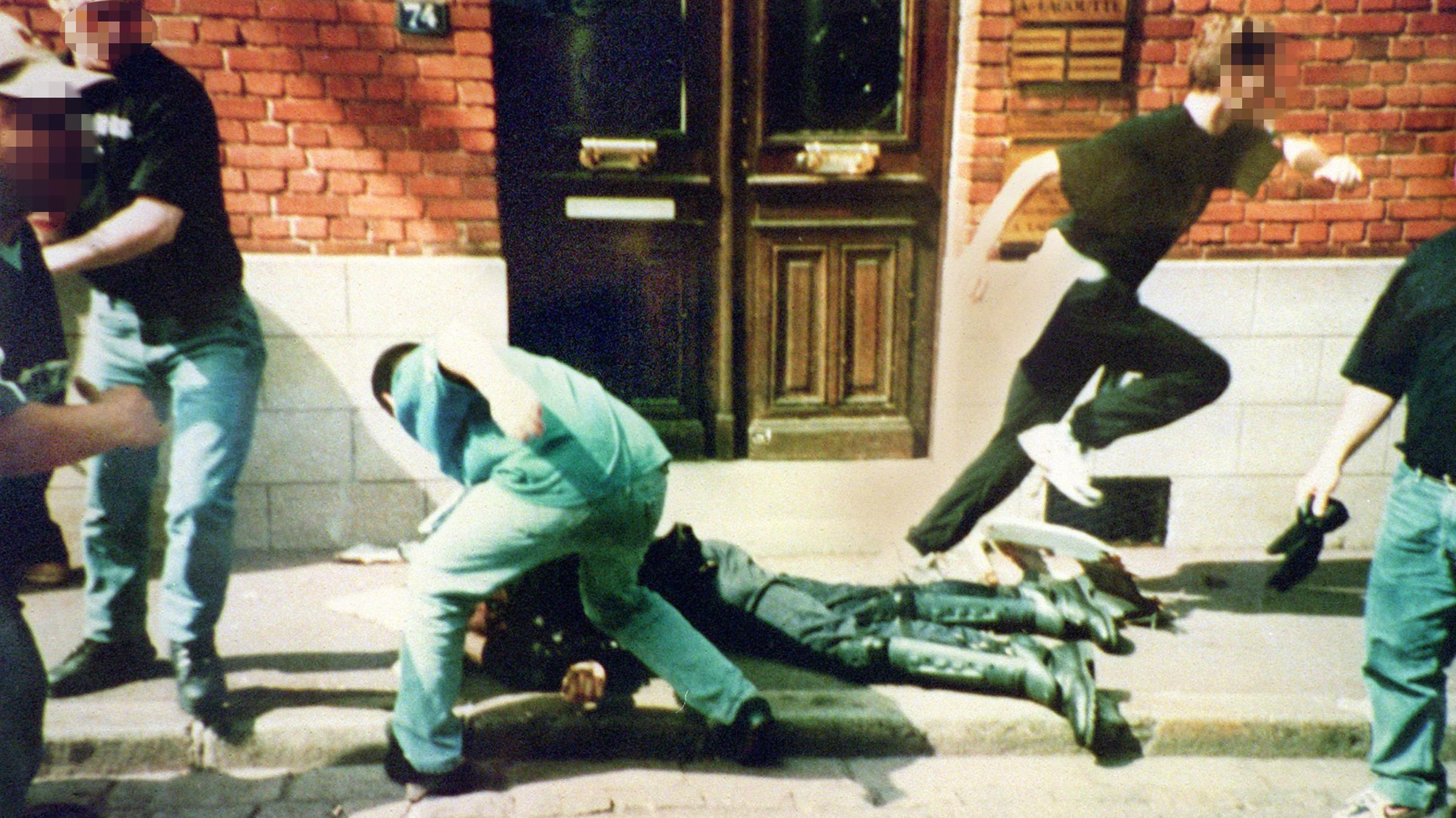 Archiv:aniel Nivel wird von deutschen Hooligans bei der WM 1998 verprügelt