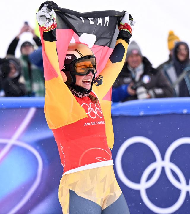 Daniela Maier jubelt nachdem sie beim Ski Cross am 20.02.2026 in Livigno Gold gewinnt. 
