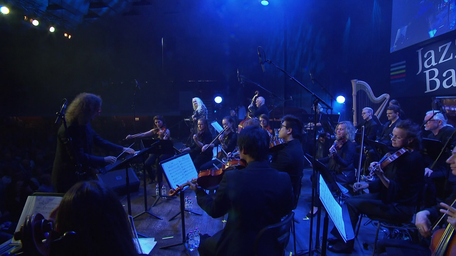 Das von Wolf Kerschek geleitete Orchester, mit den Solisten Danielsson, Landgren, Fresu