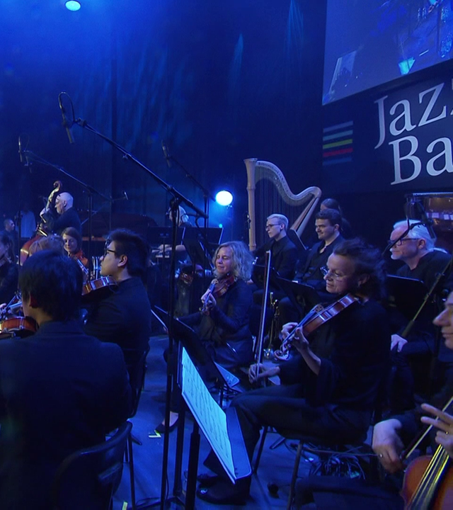 Das von Wolf Kerschek geleitete Orchester, mit den Solisten Danielsson, Landgren, Fresu