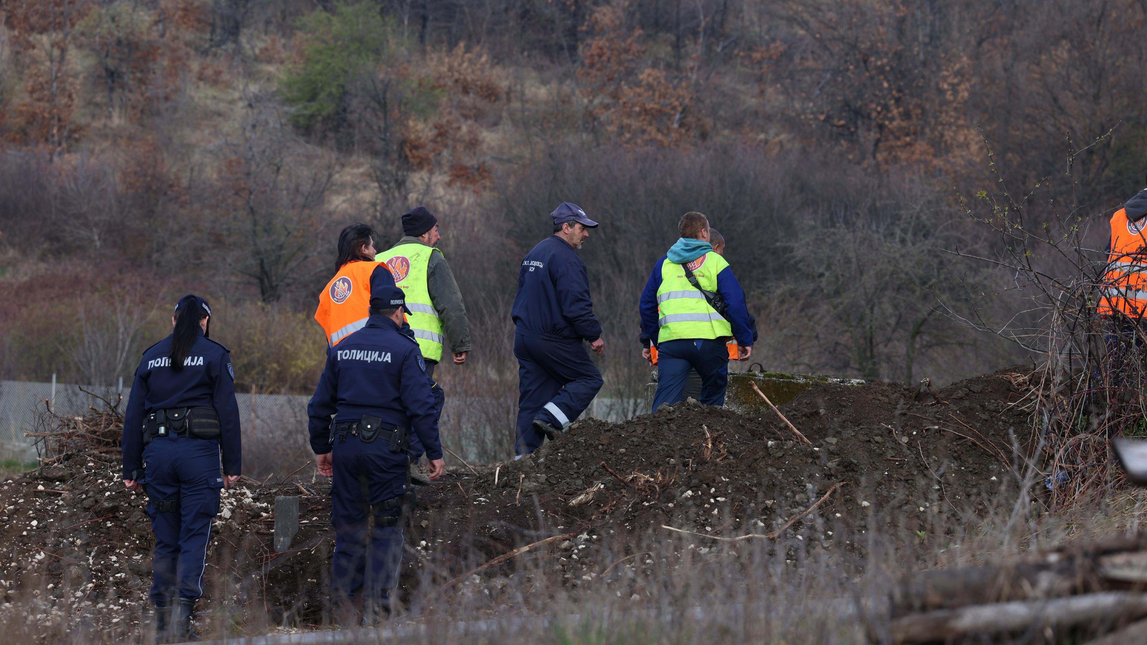 Die Polizei hebt am 28.03.2024 den Bereich vor der Scheune in der Vorstadtsiedlung Banjsko polje in der Nähe der Stadt Bor aus, in der die zweijährige Danka Ilic verschwand.