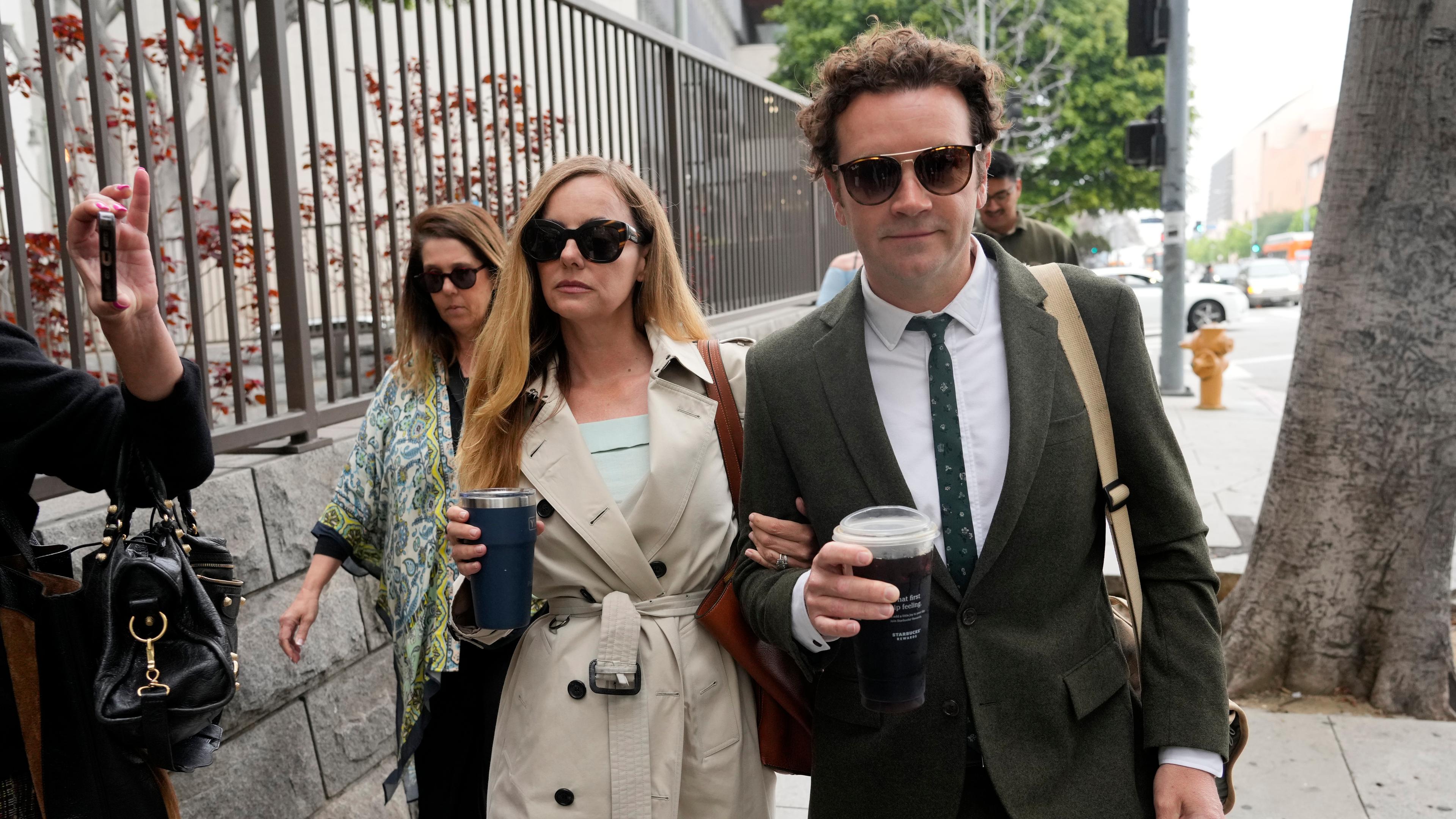 US-Schauspieler Danny Masterson mit seiner Ehefrau Bijou Phillips auf dem Weg zum Gericht in Los Angeles.