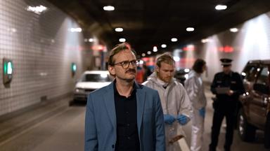 Adam Danowski (Milan Peschel, l.) sieht sich den Tatort an.