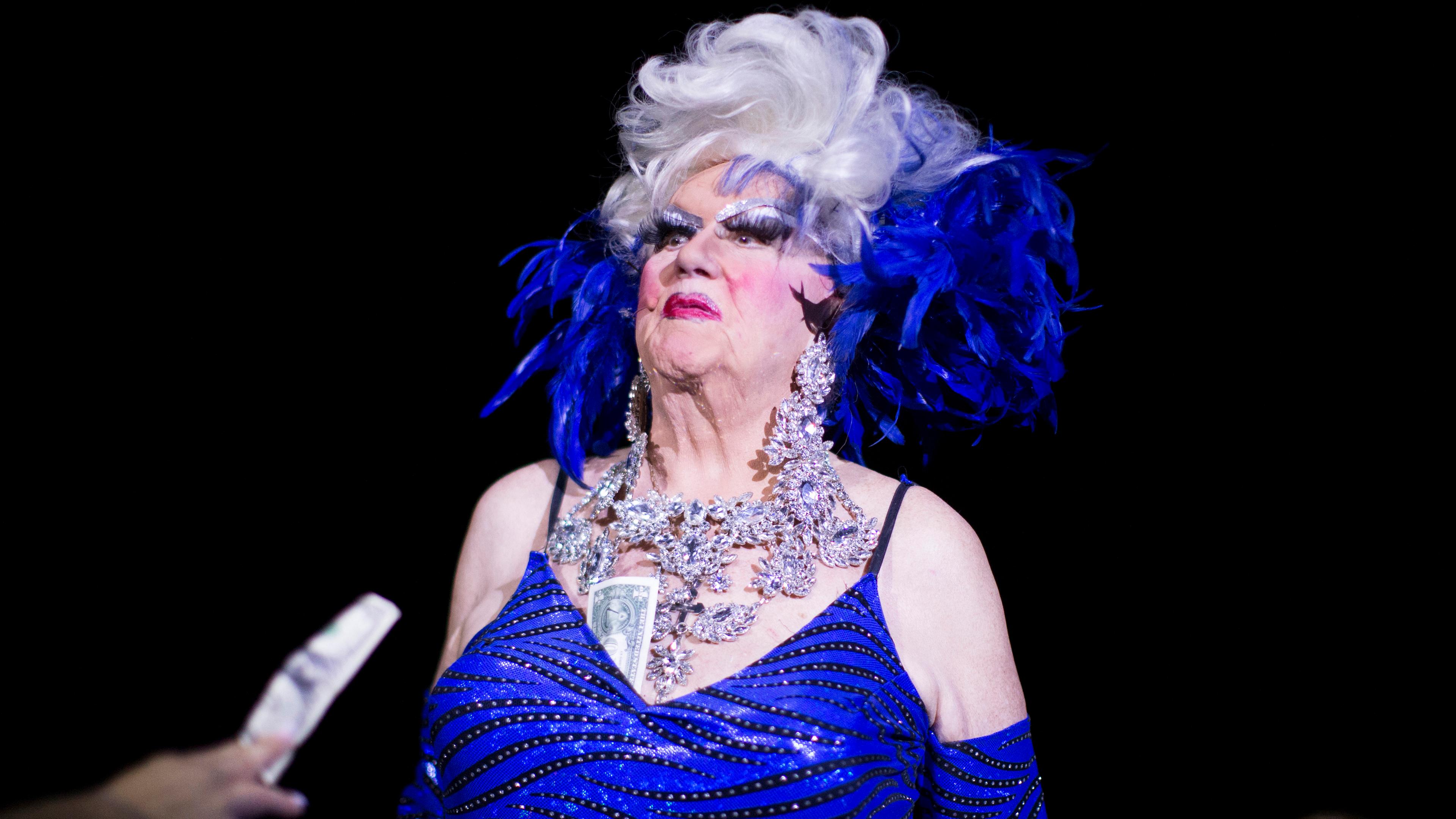 Dragqueen Darcelle XV in einem blauen Kostüm.