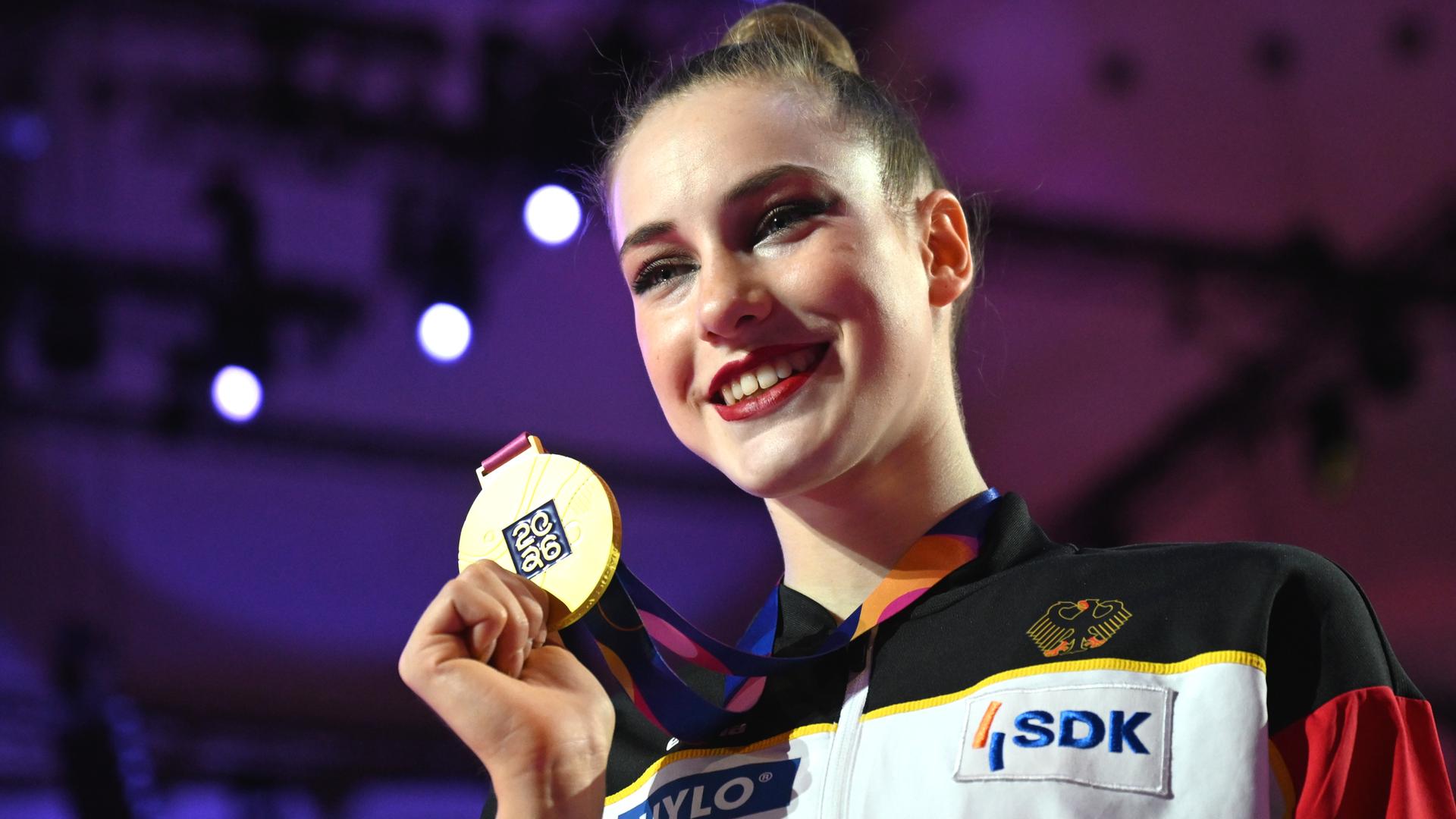 Darja Varfolomeev hält ihre Medaille