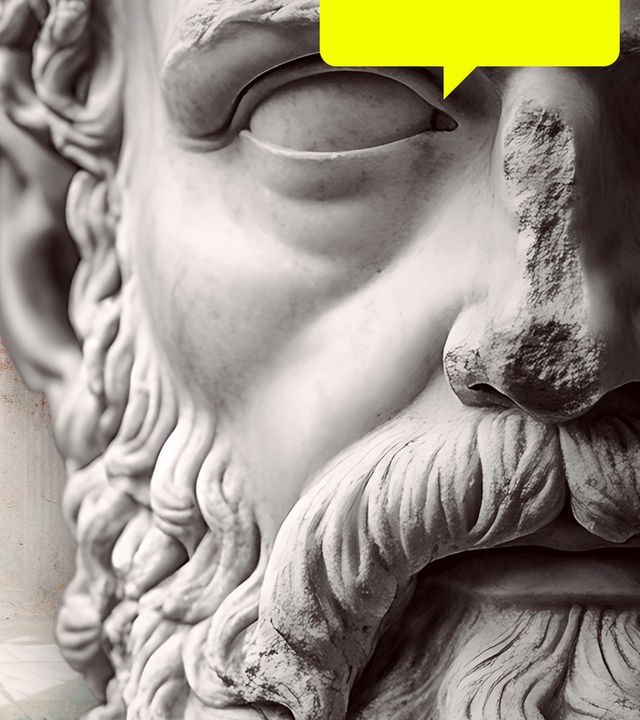 Nahaufnahme einer antiken griechischen Heldenstatue. Im Hintergrund ein antiker Tempel von innen