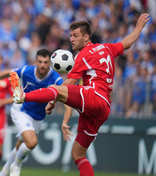 26.08.2023, Hessen, Darmstadt: Fußball: Bundesliga, Darmstadt 98 - 1. FC Union Berlin, 2. Spieltag, Merck-Stadion am Böllenfalltor. Union Berlins Robin Knoche (l) und Darmstadts Marvin Mehlem kämpfen um den Ball.
