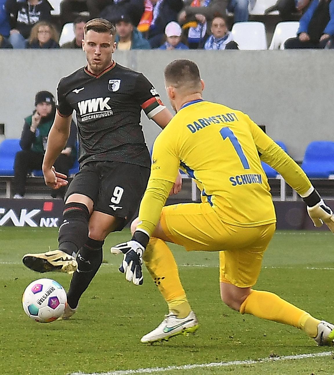 Ermedin Demirovic trifft gegen Darmstadts Torwart Marcel Schuhen zum 3:0
