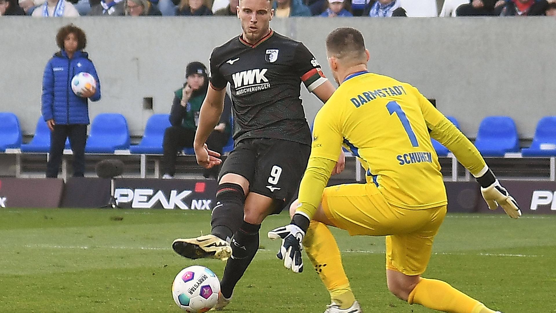 Ermedin Demirovic trifft gegen Darmstadts Torwart Marcel Schuhen zum 3:0