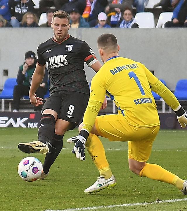 Ermedin Demirovic trifft gegen Darmstadts Torwart Marcel Schuhen zum 3:0