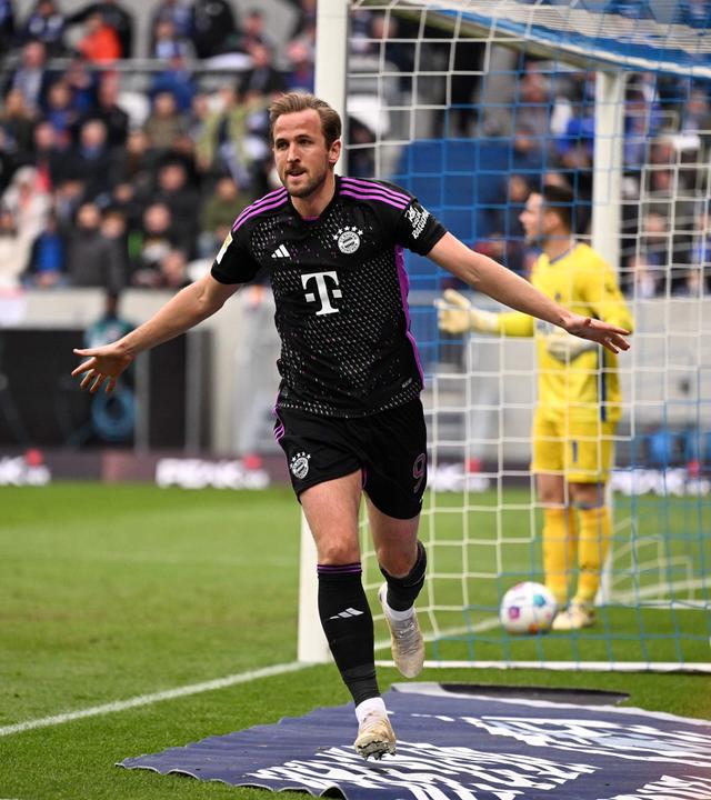 Harry Kane  feiert seinen Treffer.