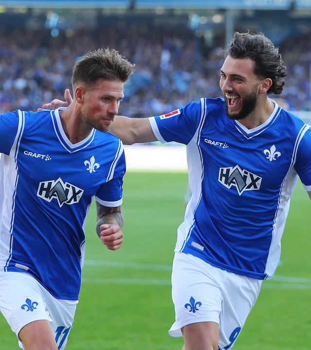 Darmstadts Tobias Kempe jubelt nach seinem Tor zum 4:0 beim Spiel gegen Werder Bremen am 01.10.2023.