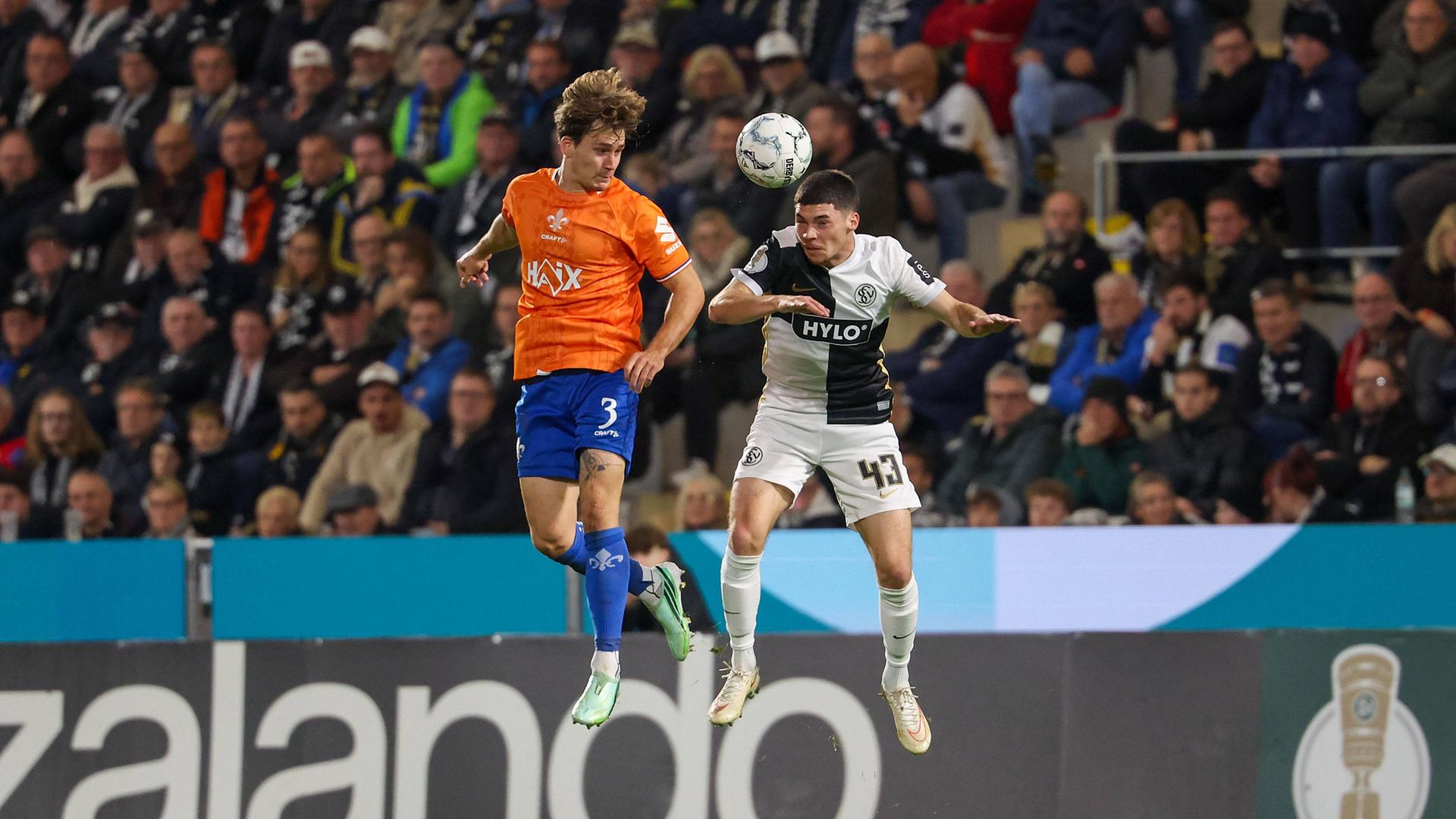 Florian Kleinhansl (SV Darmstadt 98), Felix Keidel (SV Elversberg) Kopfball. 