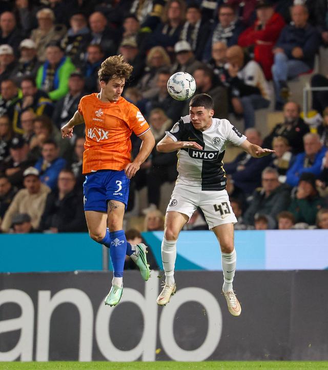 Florian Kleinhansl (SV Darmstadt 98), Felix Keidel (SV Elversberg) Kopfball. 