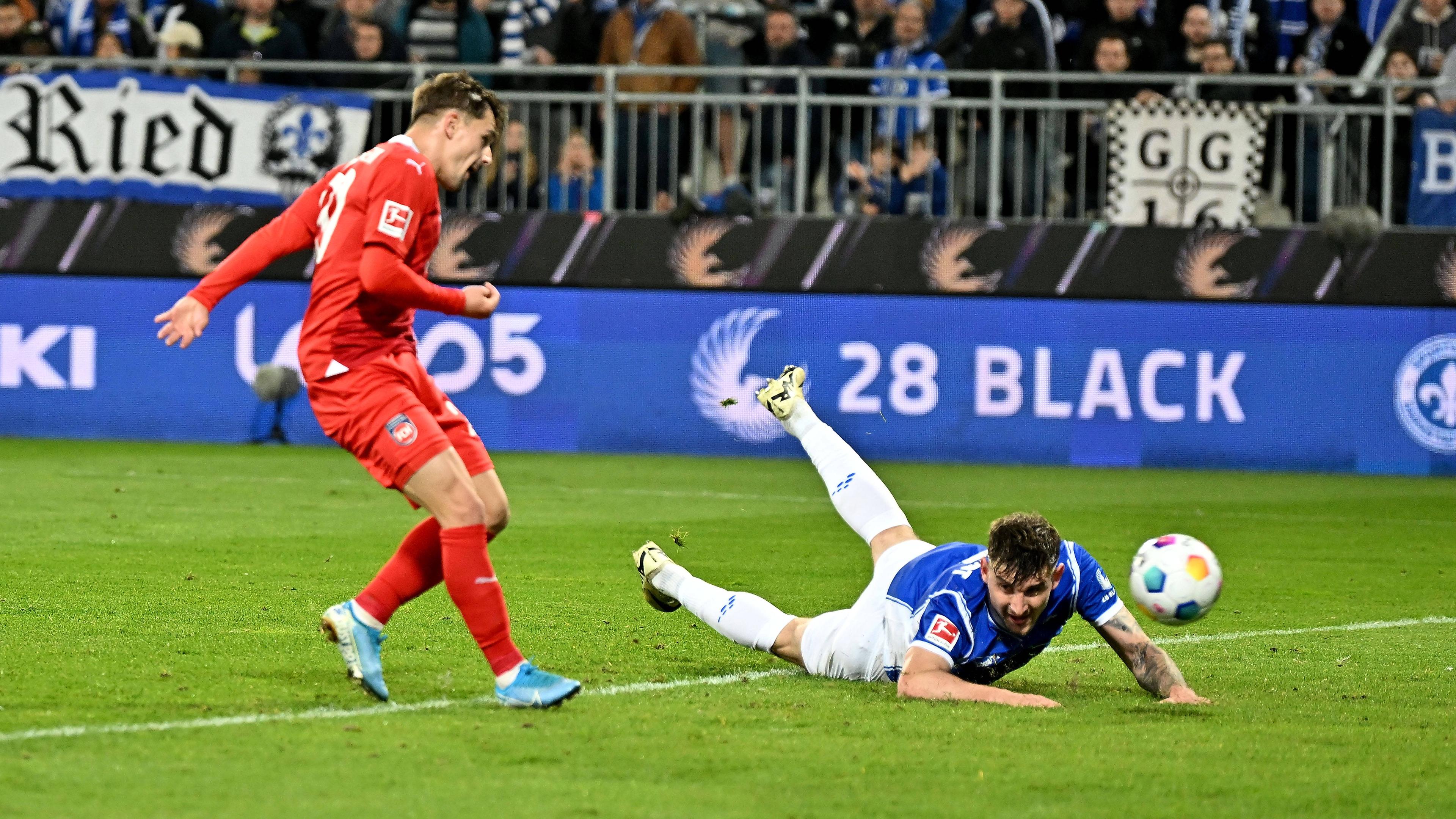 Torschütze Nikola Dovedan (1.FC Heidenheim) erzielt den Treffer zum 0:1.