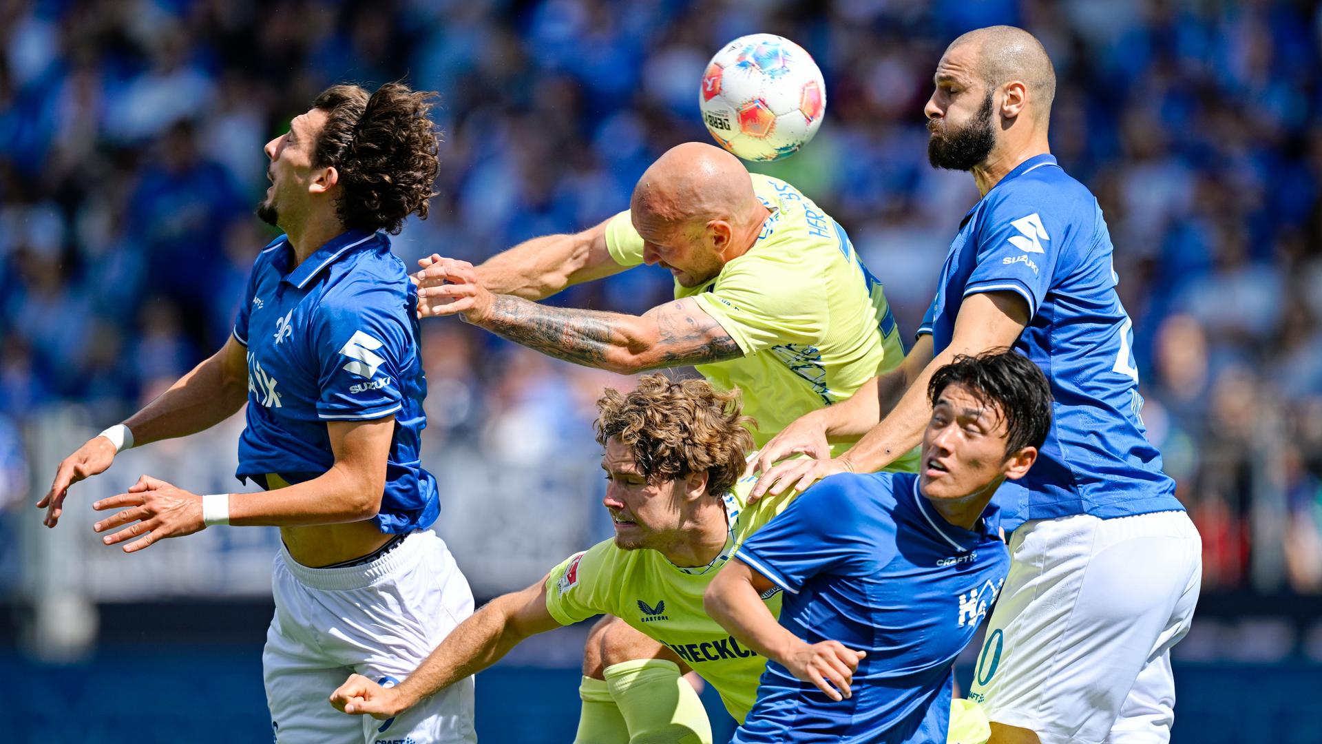 Fußball: SV Darmstadt 98 gegen Hertha BSC.