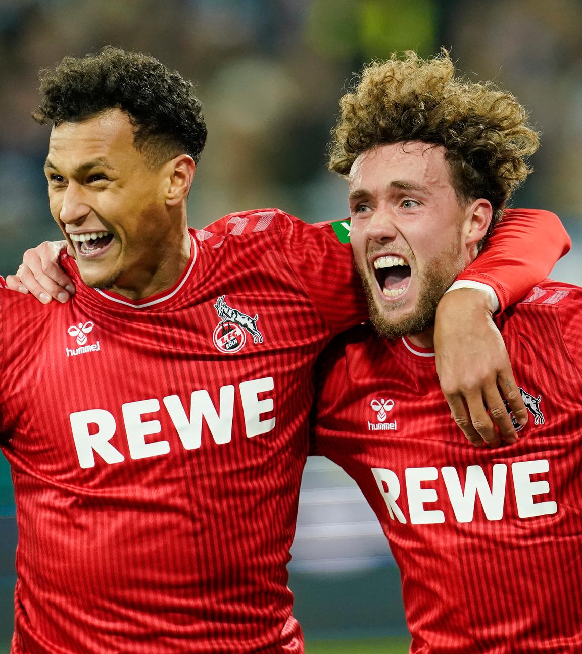 Kölns Davie Selke und Kölns Torschütze Luca Waldschmidt jubeln über das Tor zum 0:2 beim Spiel gegen Darmstadt am 01.12.2023.