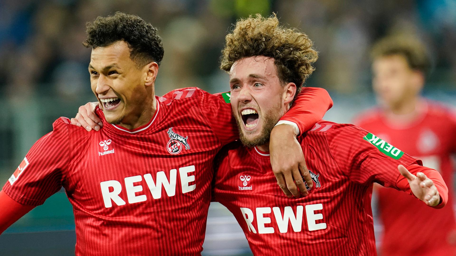 Kölns Davie Selke und Kölns Torschütze Luca Waldschmidt jubeln über das Tor zum 0:2 beim Spiel gegen Darmstadt am 01.12.2023.