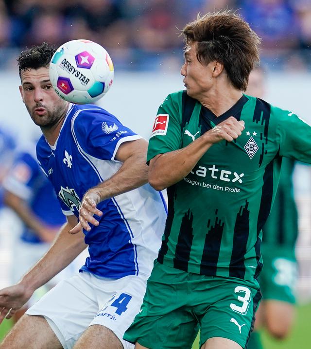 Darmstadts Luca Pfeiffer und Gladbachs Ko Itakura kämpfen im Merck-Stadion am 17.09.2023 um den Ball.