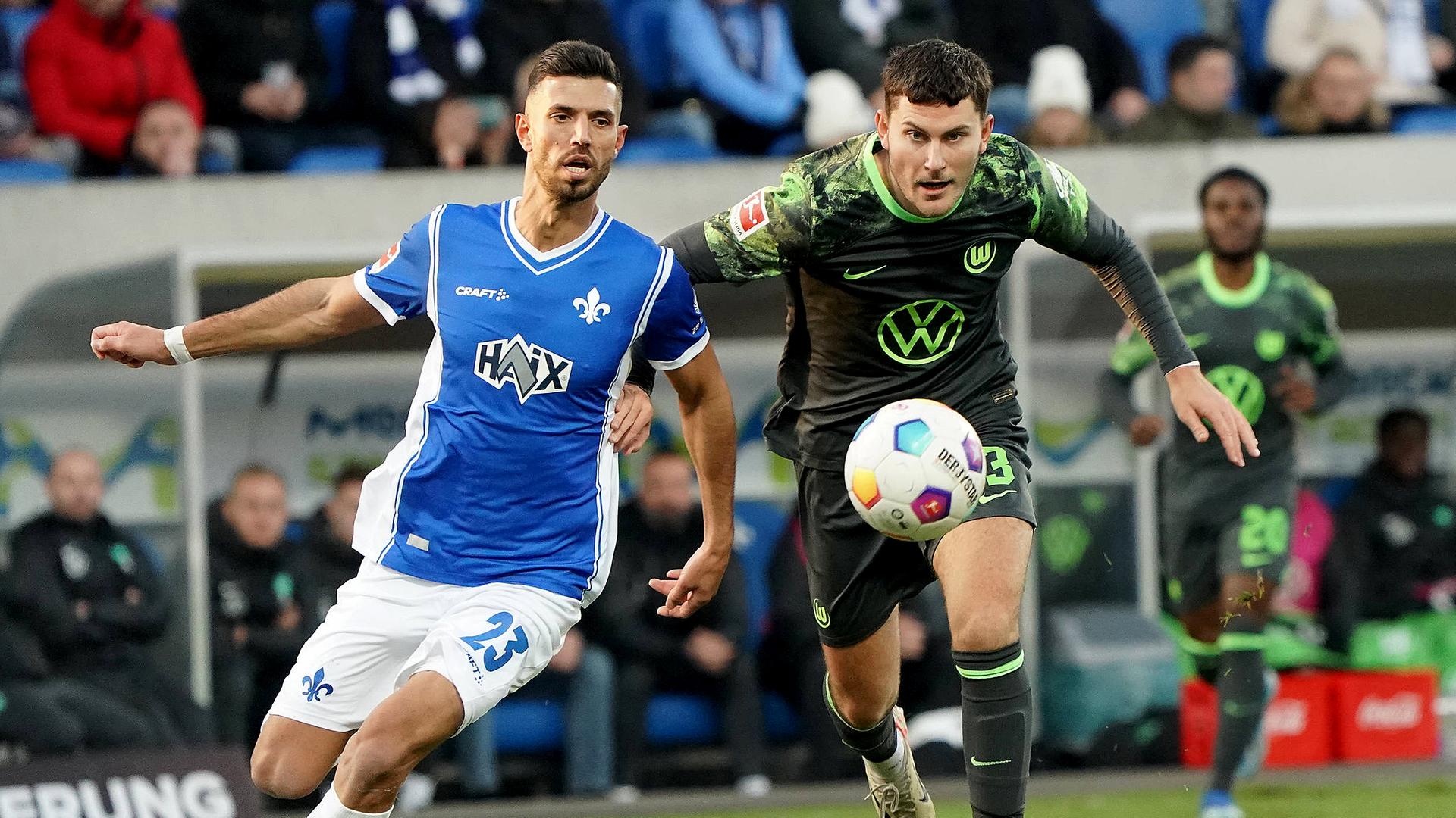 Jonas Wind (VfL Wolfsburg) gegen Klaus Gjasula (SV Darmstadt 98).