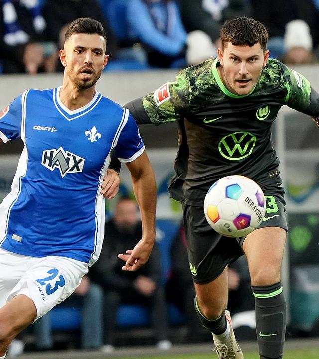 Jonas Wind (VfL Wolfsburg) gegen Klaus Gjasula (SV Darmstadt 98).