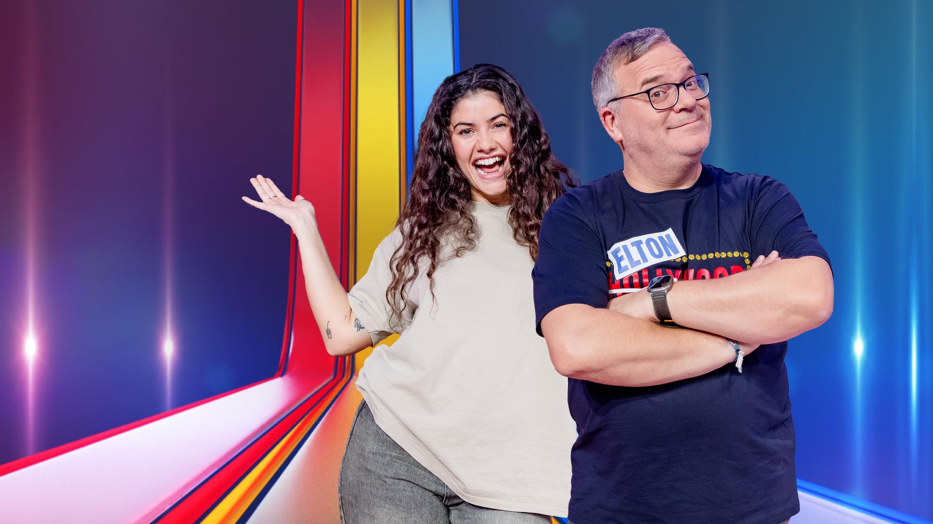 Jeannie Waqner und Elton im Studio der Sendung "1, 2 oder 3 - Die Challenge". 