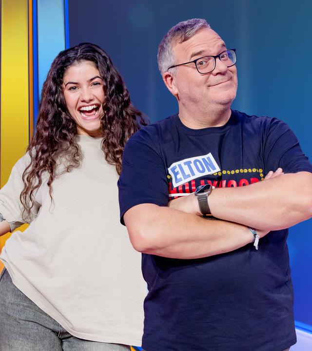 Jeannie Waqner und Elton im Studio der Sendung "1, 2 oder 3 - Die Challenge". 