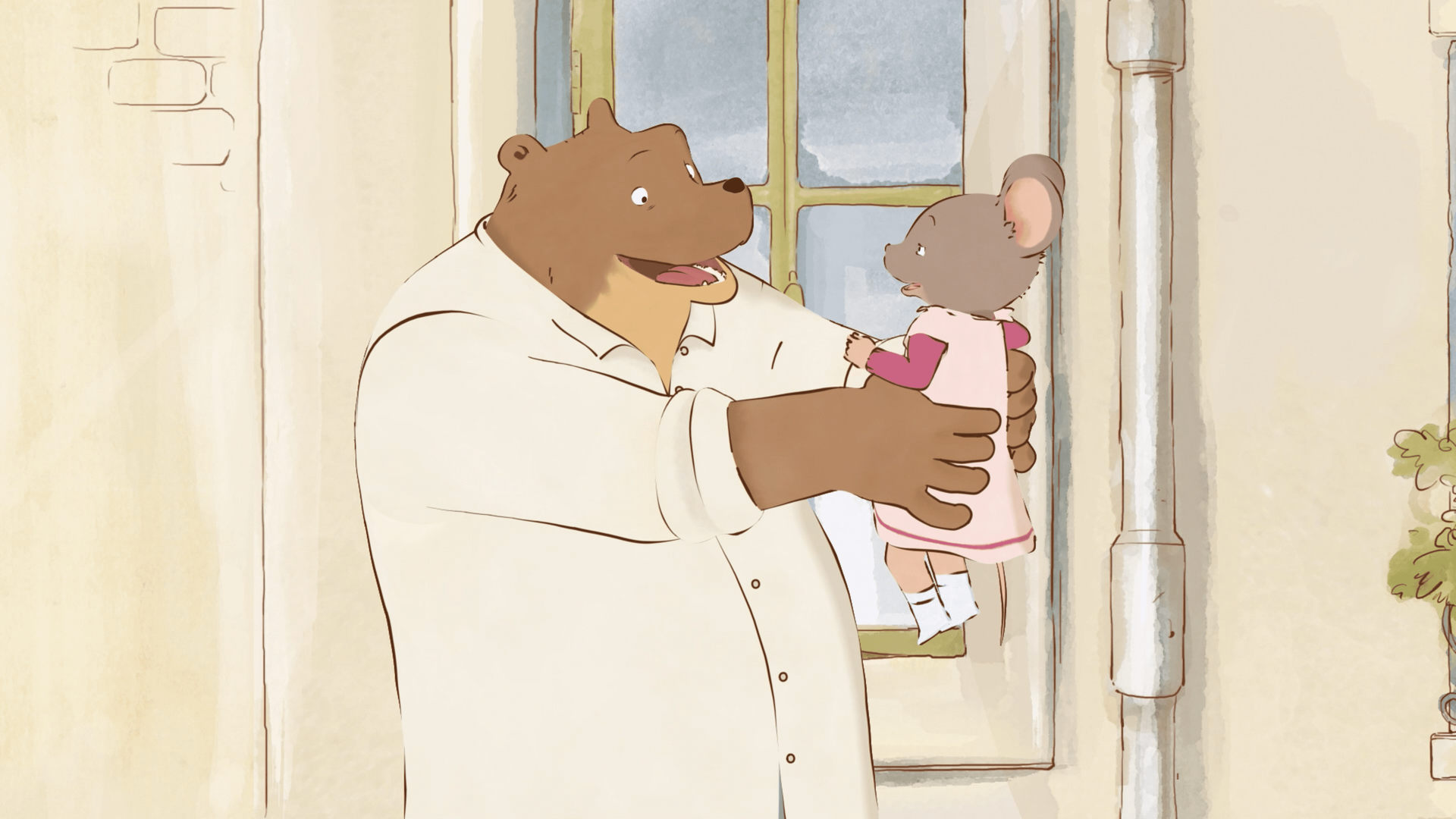 Ernest (links) umfasst Celestine (rechts), hält sie hoch und spricht zu ihr. Beide stehen vor einem Fenster im Garten, rechts verläuft ein Wasserrohr.