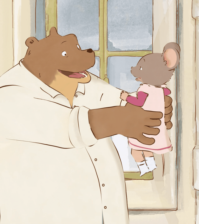 Ernest (links) umfasst Celestine (rechts), hält sie hoch und spricht zu ihr. Beide stehen vor einem Fenster im Garten, rechts verläuft ein Wasserrohr.