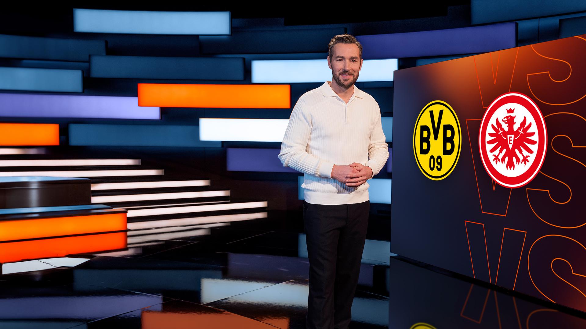 Sven Voss im aktuellen sportstudio vor Monitor mit Spielpaarung Dortmund - Frankfurt