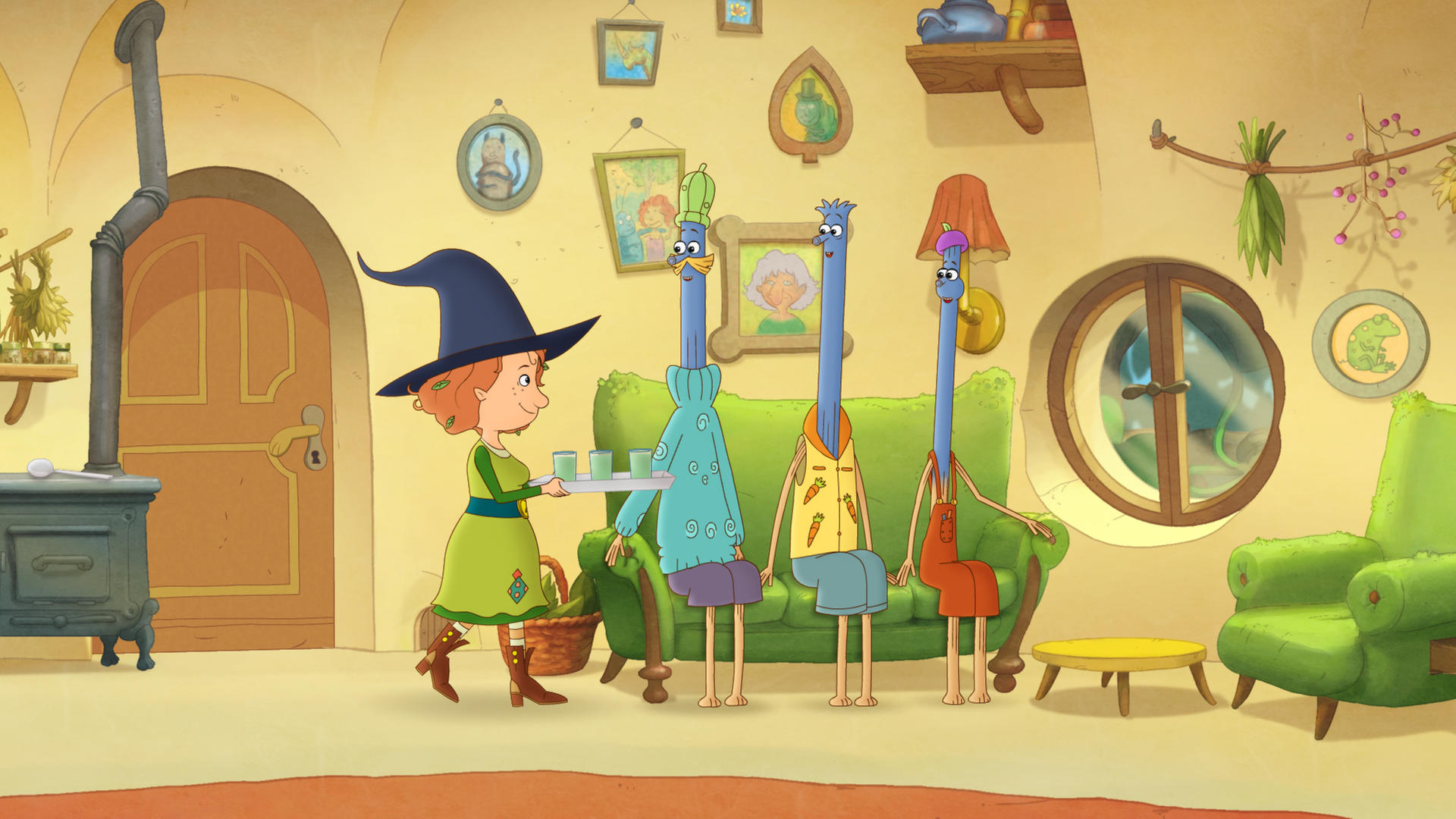 Die Apfelmännchen sind ganz blau und sitzen auf dem Sofa. Petronella serviert ihnen eine Getränk.