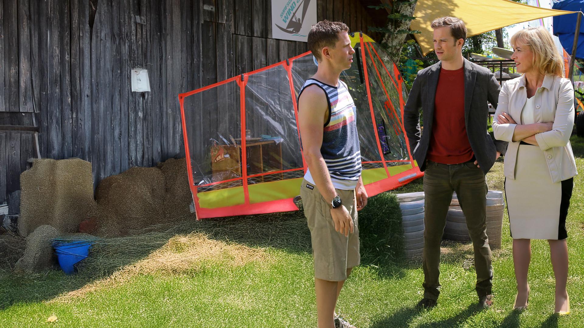 Stefan Waxenberger (Nepo Fitz) wird von den Kommissaren Verena Danner (Katharina Abt) und Oliver Gehring (Roman Roth) befragt.