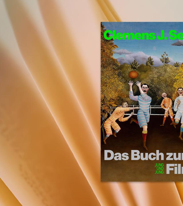 Auf einem Buchumschlang sind Männer in altmodischen geringelten Sportanzügen zu sehen, die mit einem Ball spielen.