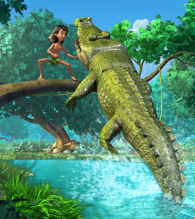 Mogli steht auf einem Ast, der sich über das Wasser neigt. Ein Krokodil, das aus dem Wasser gesprungen ist, befindet sich auf Augenhöhe mit ihm.