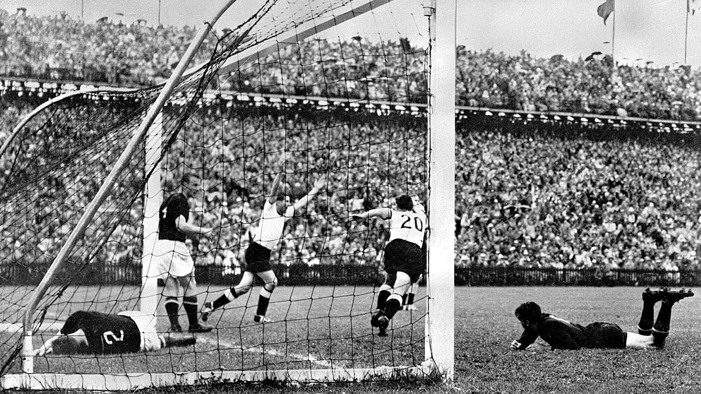 Helmut Rahn, in der Mitte mit erhobenen Armen, bejubelt seinen Treffer zum 2:2-Ausgleich im Endspiel der Fußball-Weltmeisterschaft gegen Ungarn am 4. Juli 1954 im Wankdorf-Stadion in Bern. 