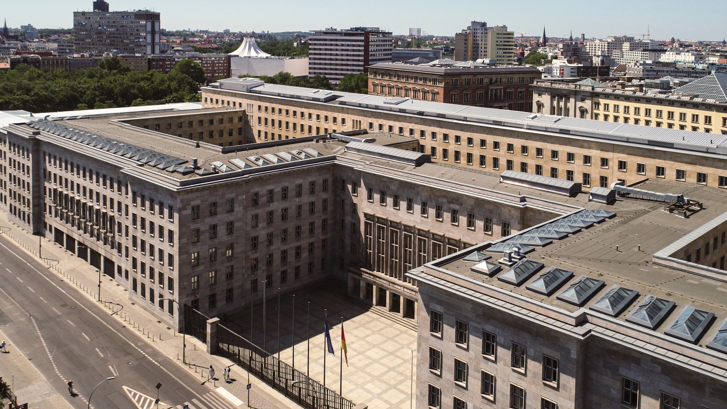Totale des Gebäudekomplexes des Bundesfinanzministeriums im Sonnenschein