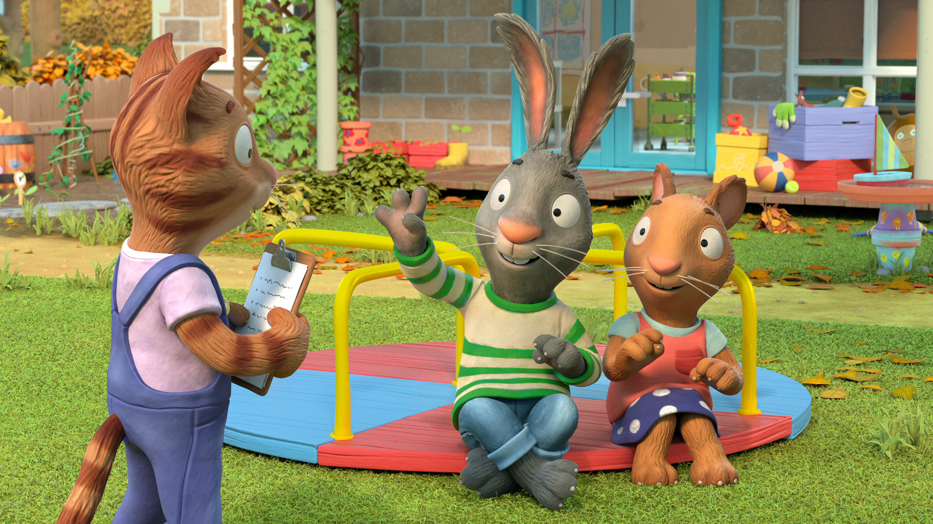 Frankie hält ein Klemmbrett in der Hand und stellt eine Frage. Pip und Posy sitzen auf dem Spielplatz und Pip hebt die Hand, um die Frage zu beantworten.