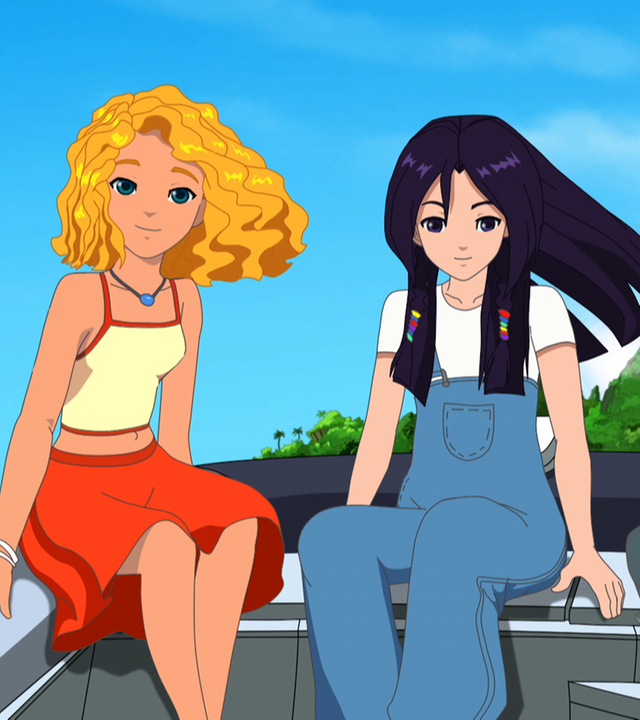 Emma, Cleo und Rikki sitzen auf einem Boot.