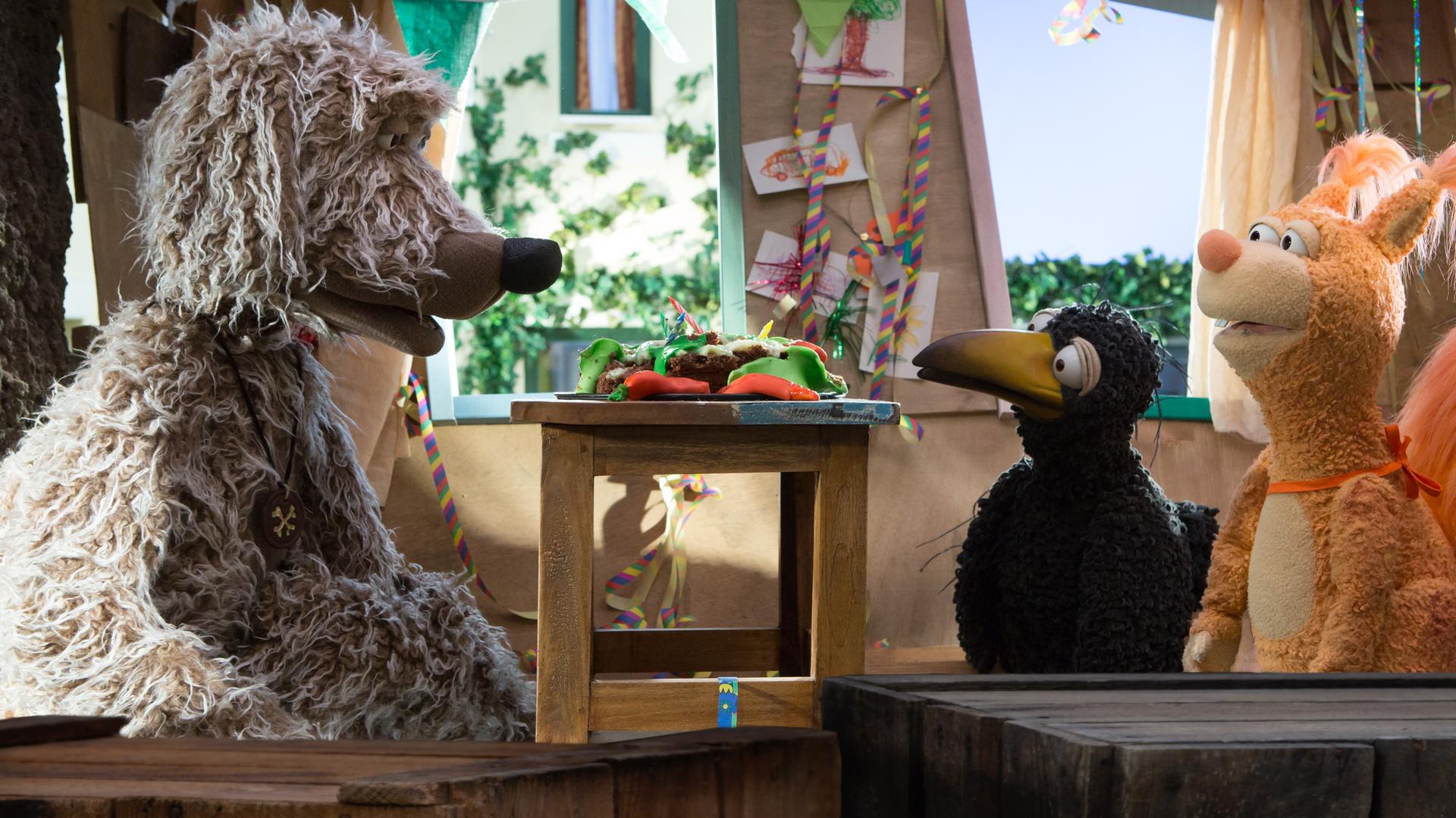 Rabe Rudi, Ella Eichhörnchen und Hund Buffo schauen sich an.