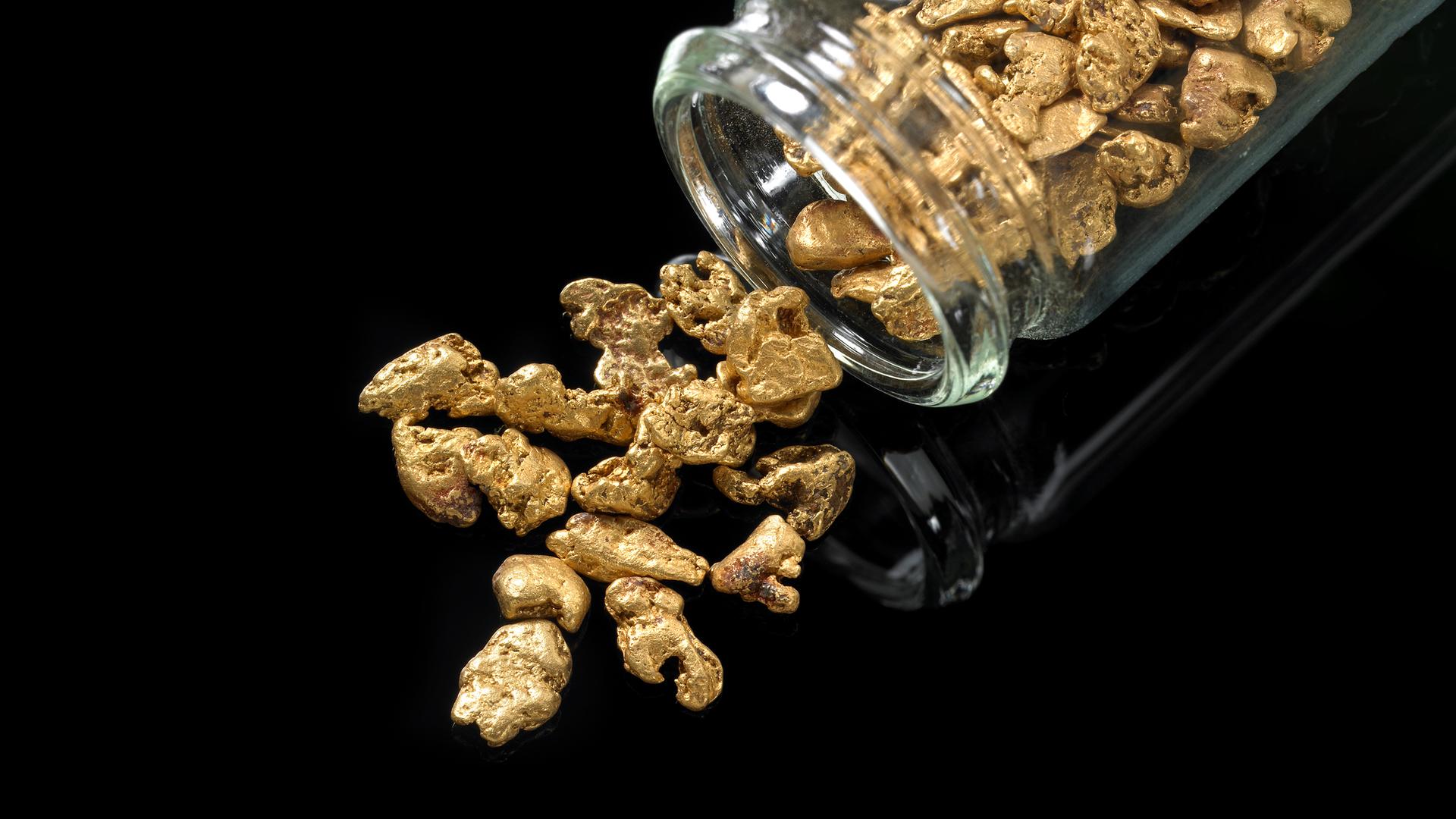 Goldnuggets auf schwarzem Untergrund