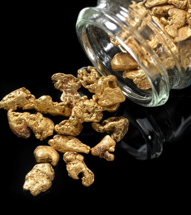Goldnuggets auf schwarzem Untergrund