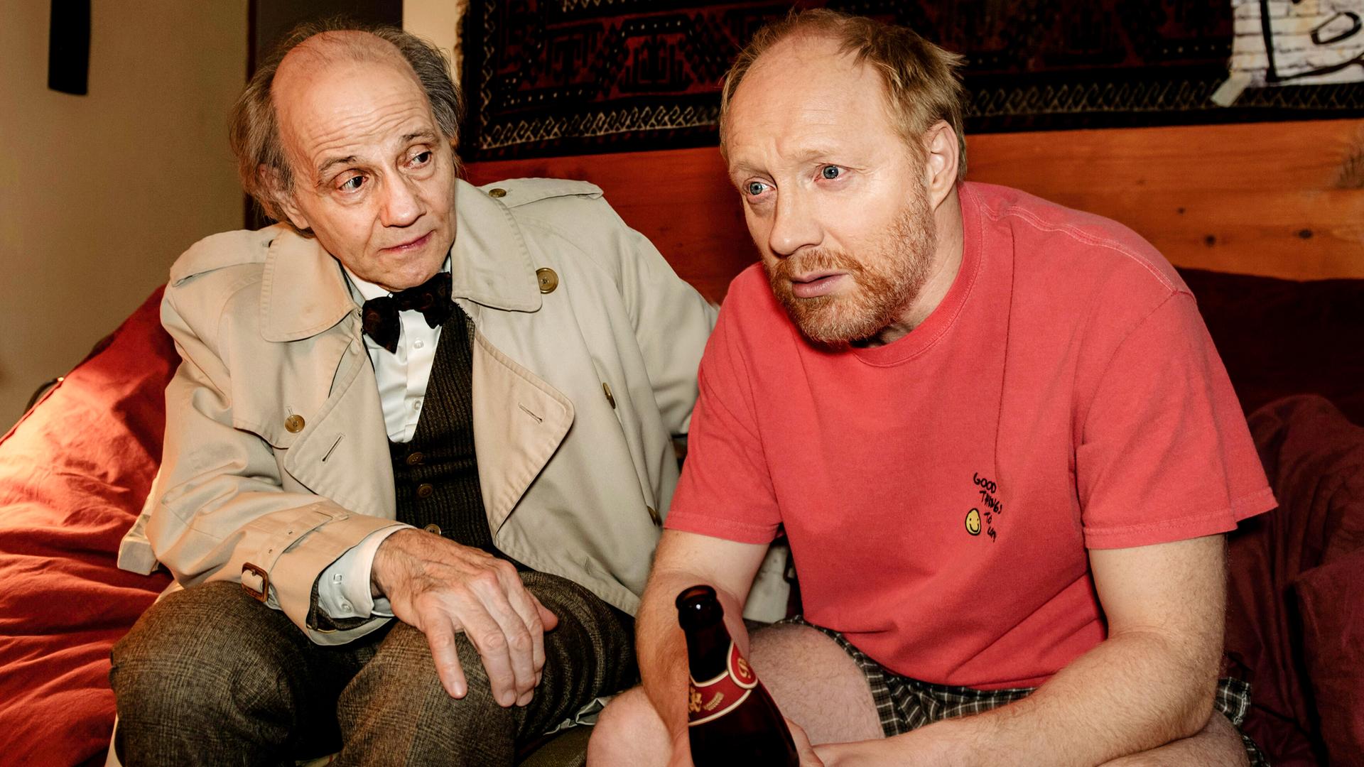 Kurz vor Weihnachten läuft es für Franz nicht gut. In der Ehe mit Linn kriselt es, der Job nervt und Tochter Julie pubertiert. Dann wird er auch noch Zeuge eines Autounfalls, bei dem ein alter Mann ums Leben kommt. Kurz darauf begegnet Franz dem Geist des Unfallopfers Egon! Egon braucht Franz, um einer alten, unausgelebten Liebe doch noch sein Herz auszuschütten. Die Dame, Mali, liegt im Krankenhaus im Wachkoma. Die Zeit drängt