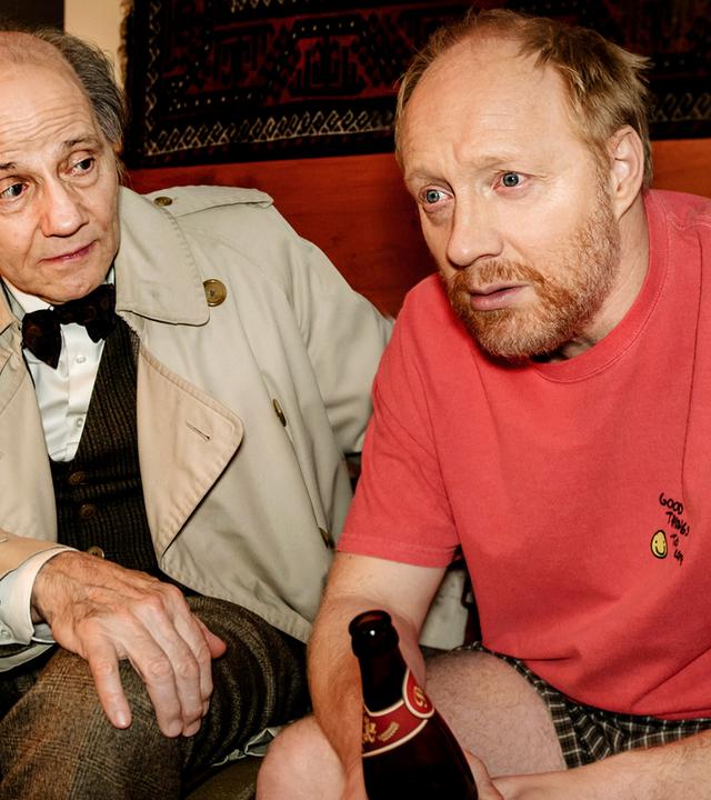 Kurz vor Weihnachten läuft es für Franz nicht gut. In der Ehe mit Linn kriselt es, der Job nervt und Tochter Julie pubertiert. Dann wird er auch noch Zeuge eines Autounfalls, bei dem ein alter Mann ums Leben kommt. Kurz darauf begegnet Franz dem Geist des Unfallopfers Egon! Egon braucht Franz, um einer alten, unausgelebten Liebe doch noch sein Herz auszuschütten. Die Dame, Mali, liegt im Krankenhaus im Wachkoma. Die Zeit drängt