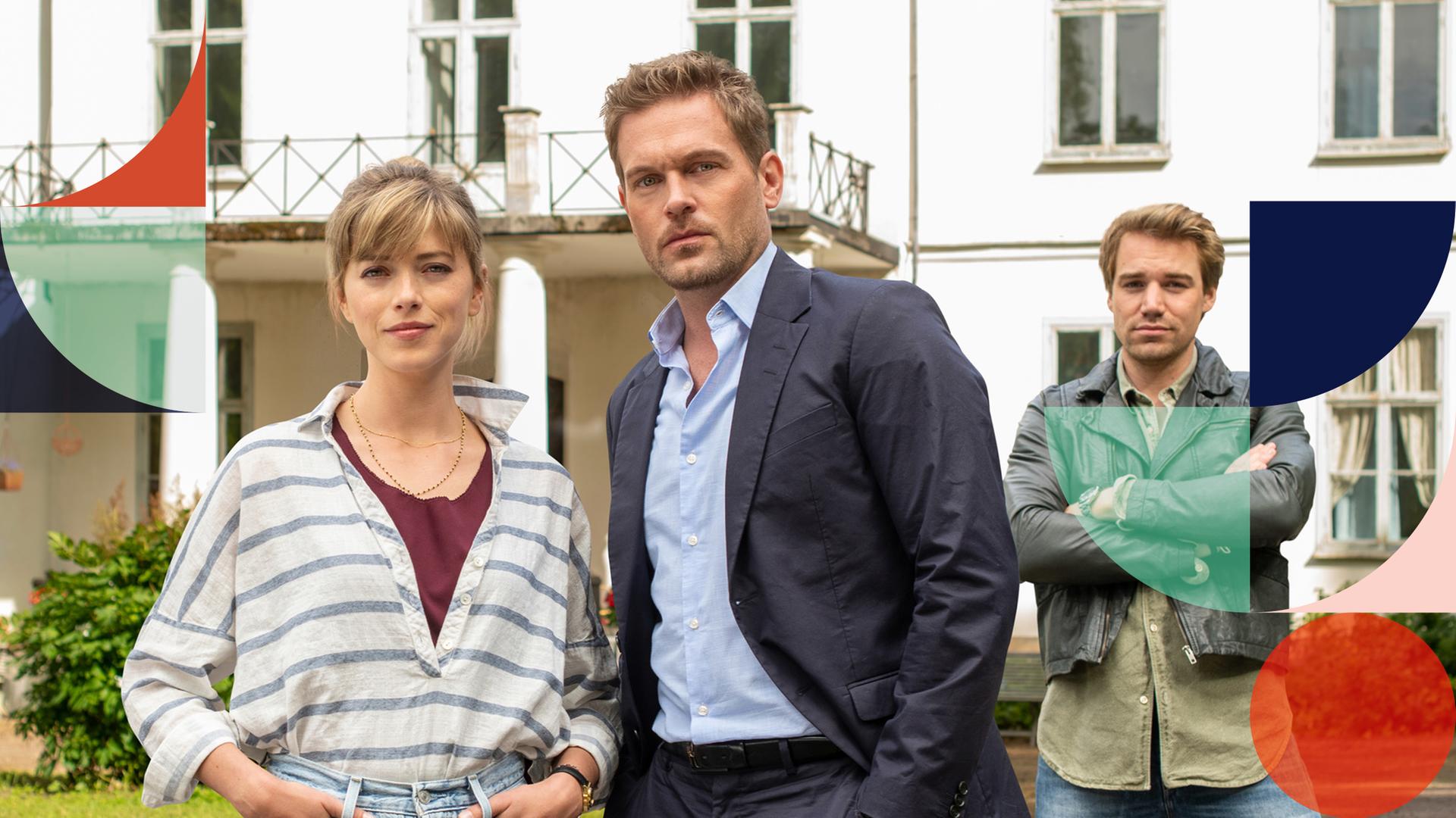 "Inga Lindström: Das Haus der 1000 Sterne": Stine (Mersiha Husagic), Paul (Joscha Kiefer) und Jan (Tony Kainz) stehen in der Einfahrt vor dem Haus und blicken in die Kamera.