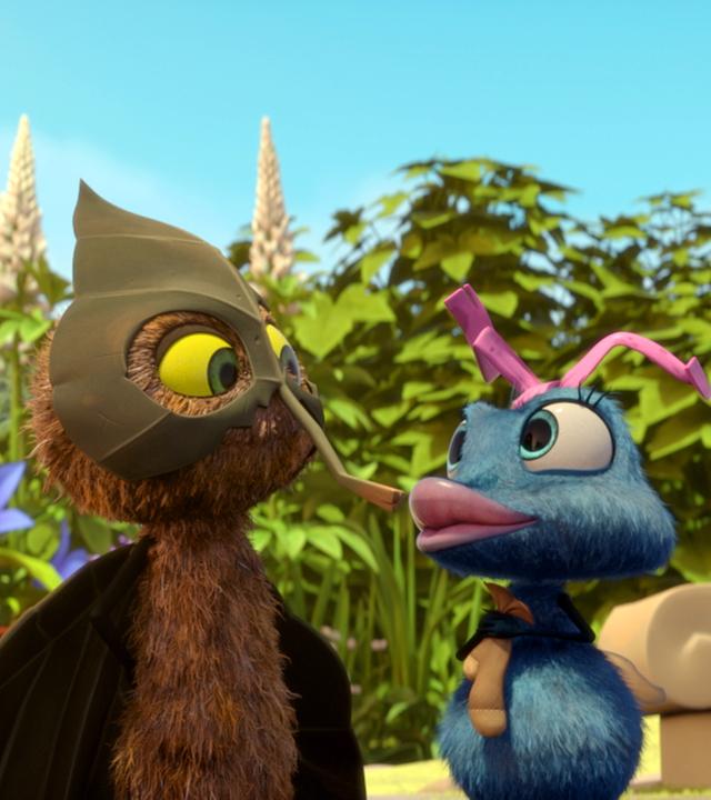 Incognito (links) redet mit Frieda (rechts). In ihren Händen hält sie zwei dreckige Socken.